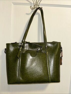 Green Leather Tote Shoulder/Handbag with Front Pocket and included clutch, MBDM
